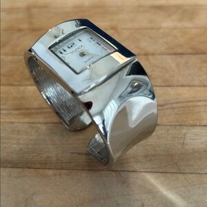 Ladies watch Quartz movement Silver tone Smooth shiny watch  Working battery EUC